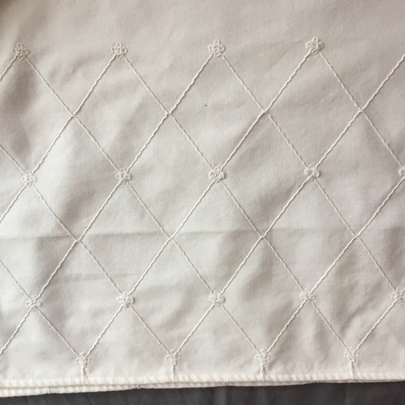 Full Size Cream bedskirt w/ embroidered pattern - Picture 14 of 16